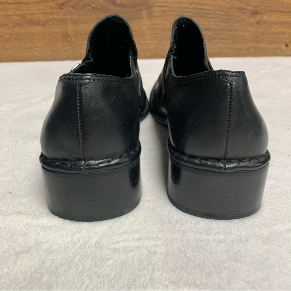 Bandolino black slip on shoes size 7.5. Slight one inch heel.  Stretchy - Picture 5 of 9